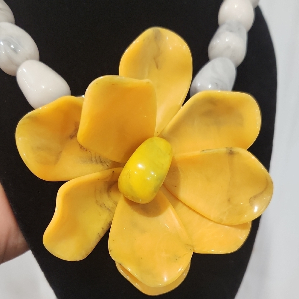 🏵🔹️Piper K 🔹️Beaded 18" Resin Necklace With Oversized Yellow Floral Pendant - Picture 7 of 14
